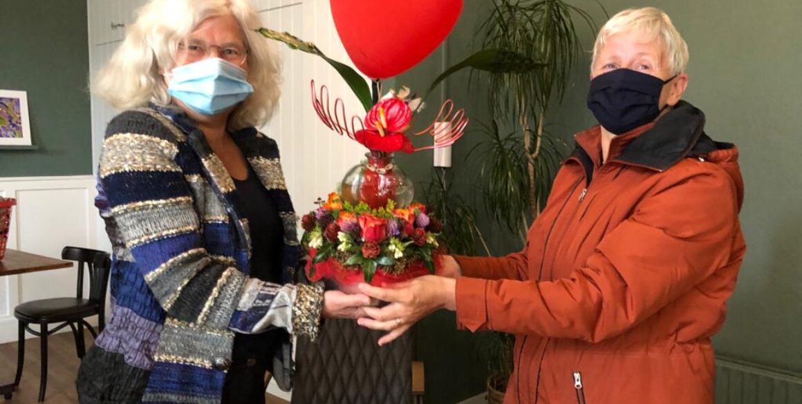 Prachtig Pinkster bloemstuk voor vrijwilligers en bezoekers